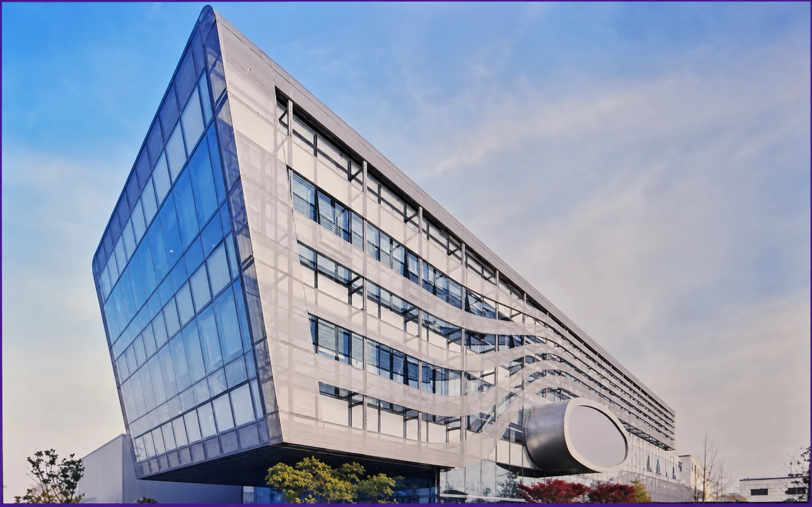 远景案例：完整呈现现代建筑及其周边环境